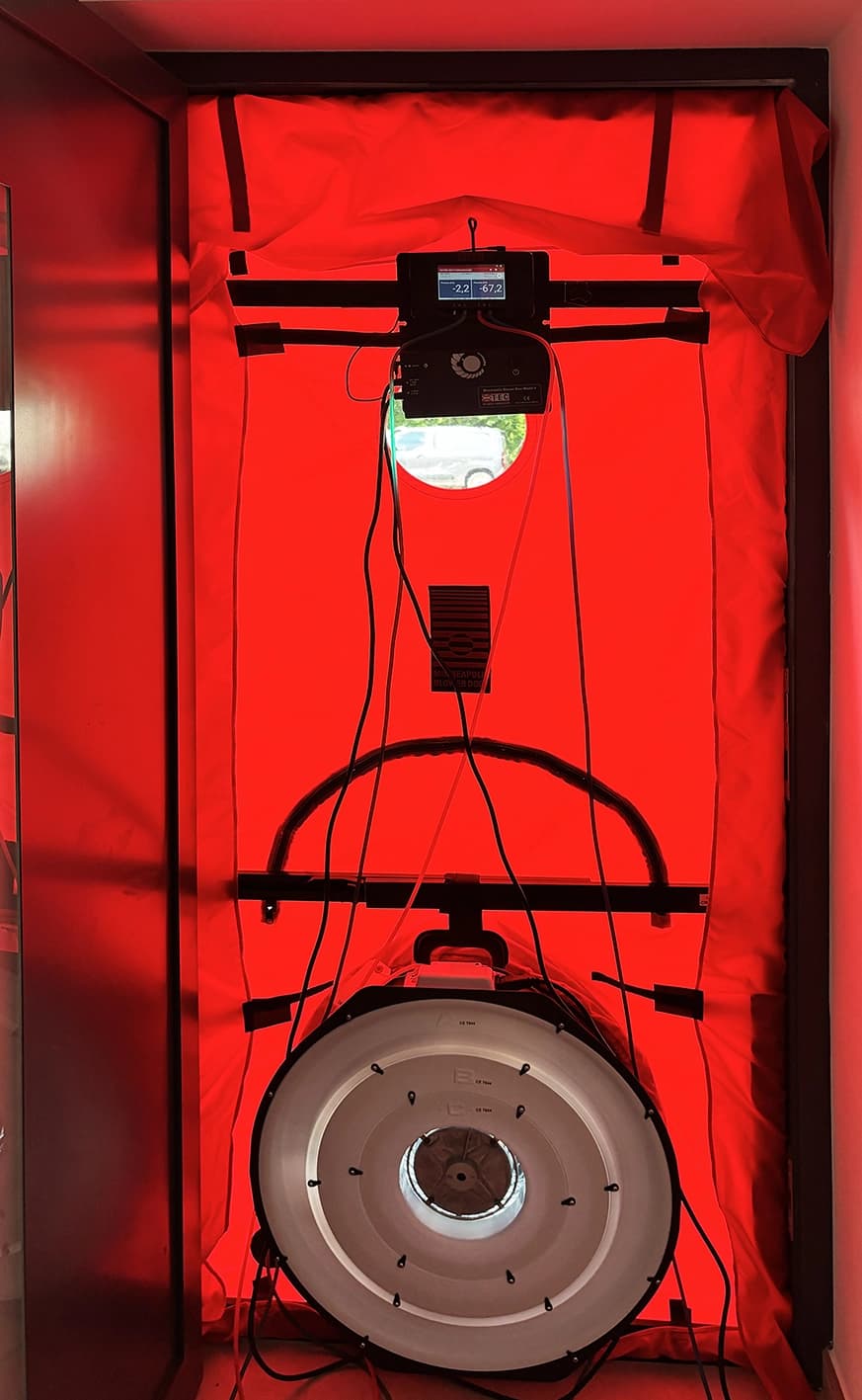 Installation BlowerDoor ETANCHEO pour mesure d’étanchéité à l’air
